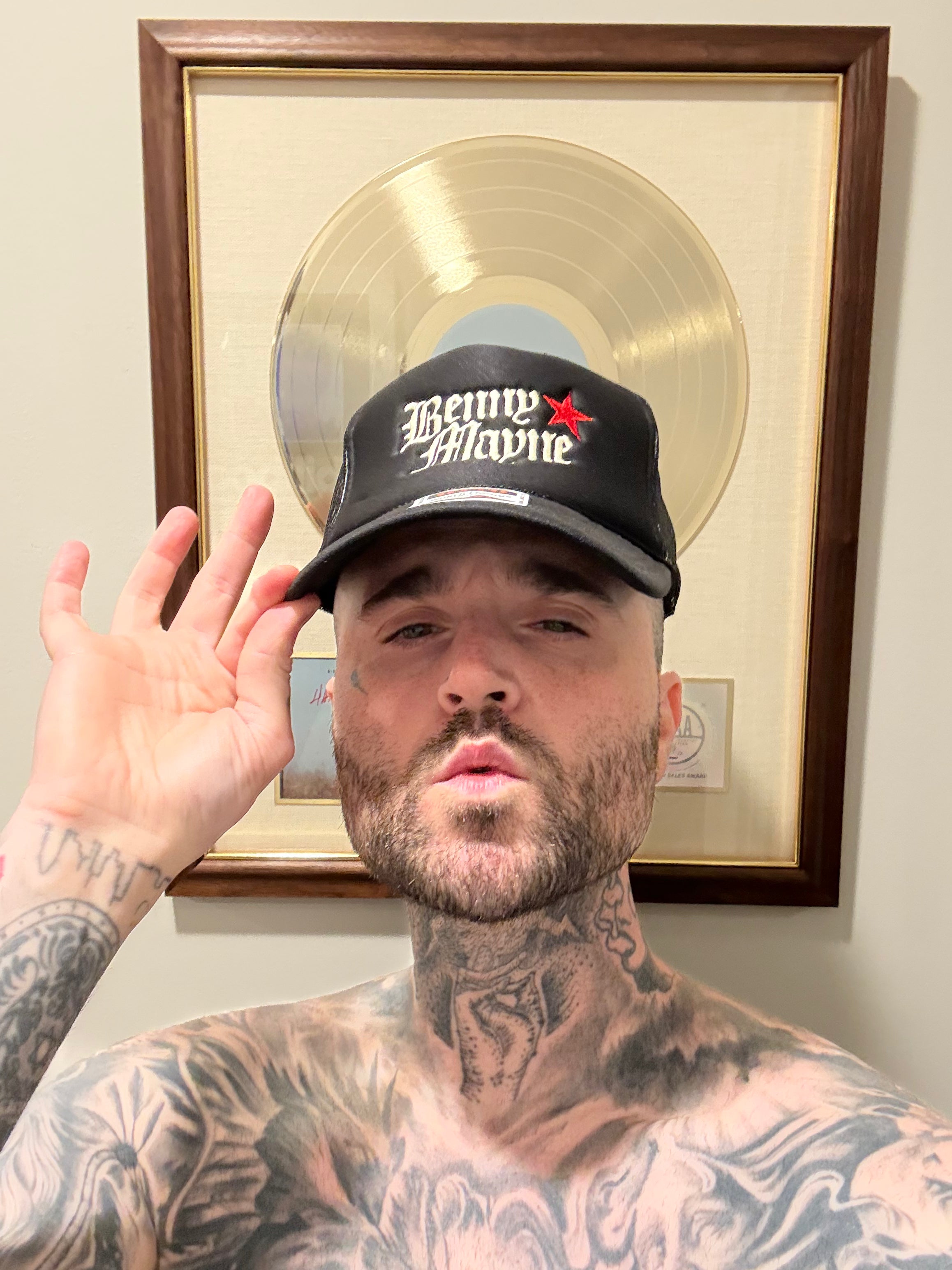 BENNY MAYNE TRUCKER HAT