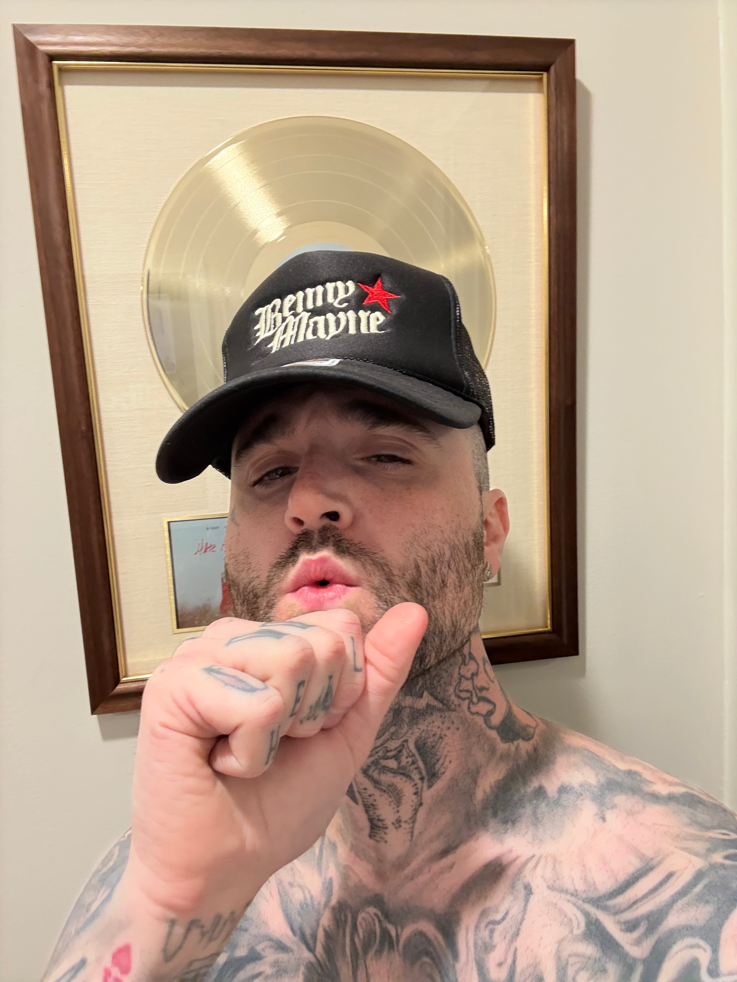 BENNY MAYNE TRUCKER HAT